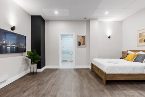 Comfort Double Room | Down comforters, desk, laptop workspace, free WiFi - Le Sand & Stone Hôtel (Montreal)