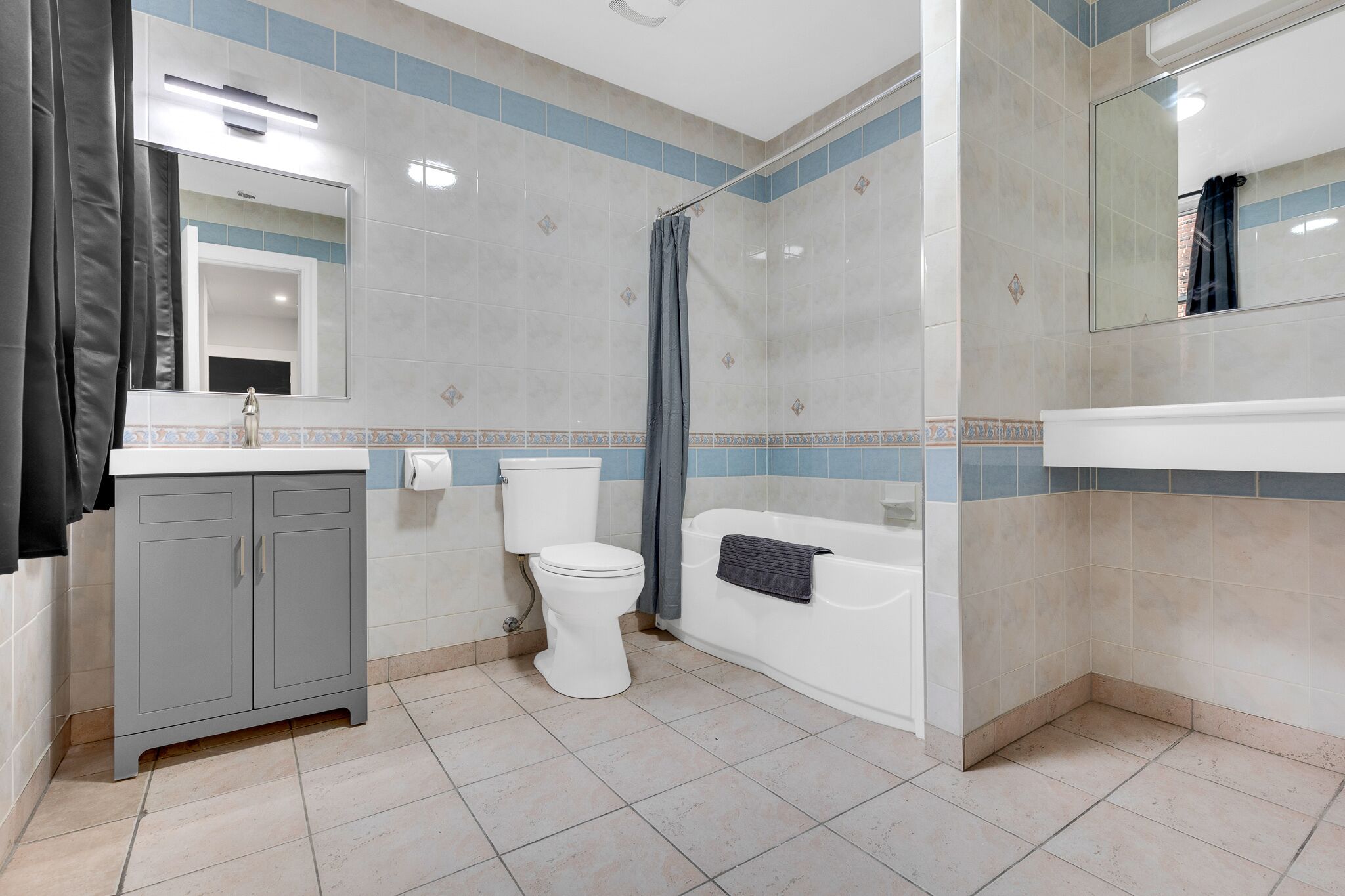 Familiekamer | Badkamer | Gratis toiletartikelen, een haardroger, handdoeken, zeep