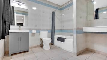 Familiekamer | Badkamer | Gratis toiletartikelen, een haardroger, handdoeken, zeep