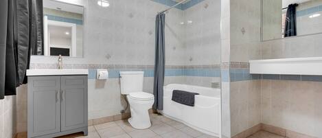 Ein Badezimmer mit Toilette, Waschbecken und Badewanne.