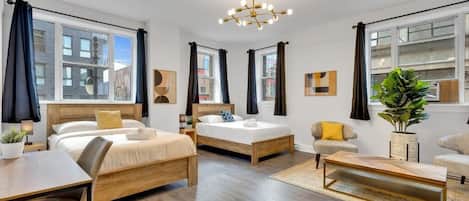 Habitación familiar | Edredones de plumas, escritorio, espacio para trabajar con un portátil