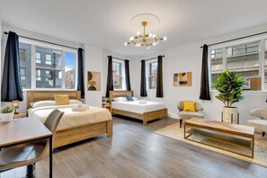 家庭客房 | 羽絨被、書桌、手提電腦工作空間、免費 Wi-Fi