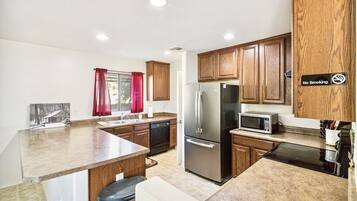 Jääkaappi, mikroaaltouuni, uuni, liesi