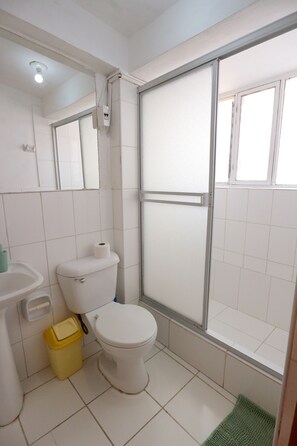 A bathroom with a toilet, sink, and shower. - COMFORTABLE & COZY HOUSE IN SAN BLAS (Cusco)