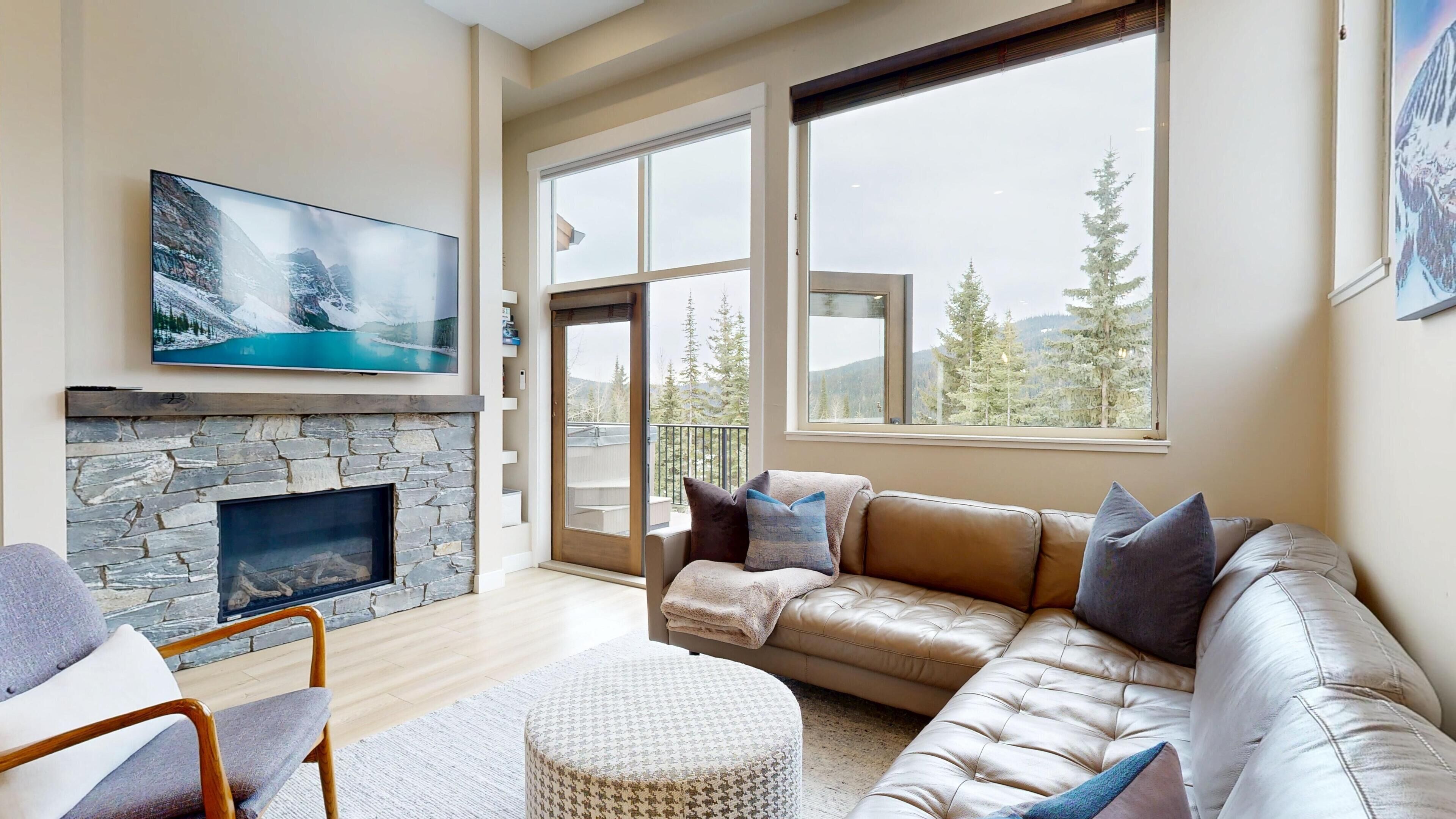 Una Smart TV, una chimenea, libros