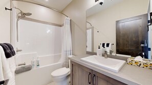 Ensemble baignoire-douche, séchoir à cheveux, serviettes fournies
