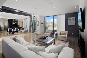 Televisión, chimenea y estéreo 