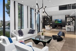 Televisión, chimenea y estéreo 