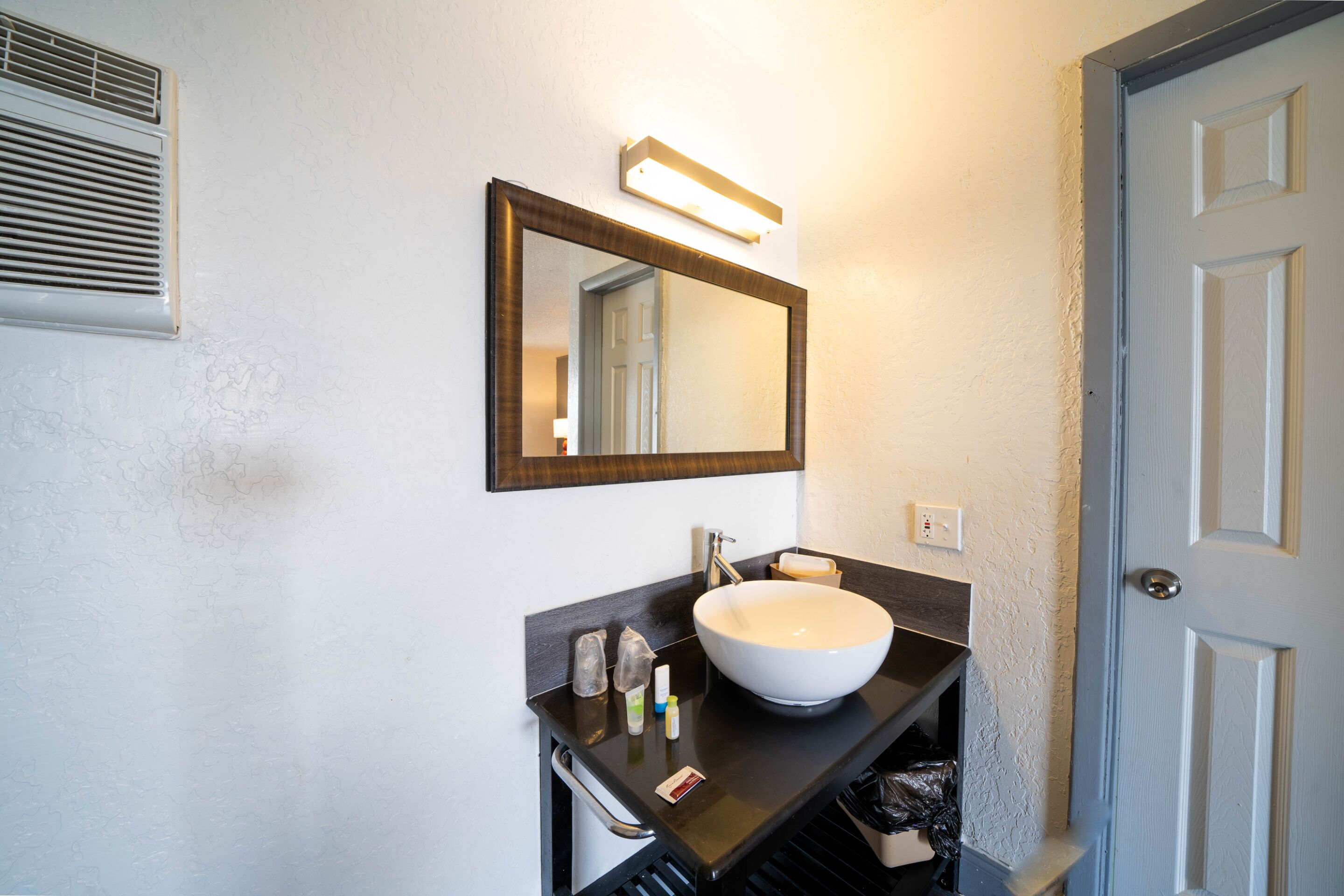 Chambre, 1 très grand lit, fumeur | Salle de bain | Articles de toilette (gratuits), serviettes fournies