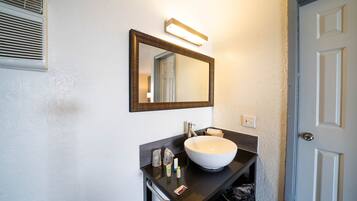 Habitación, 1 cama King size, para fumadores | Baño | Amenidades de baño gratuitas y toallas