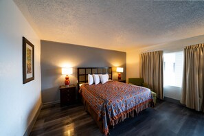 Room, 1 King Bed, Smoking | Laptop workspace, free rollaway beds, free WiFi, bed sheets - OYO Hotel Ocala, Fl I-75 (Ocala)