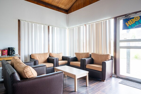 Coin salon dans le hall