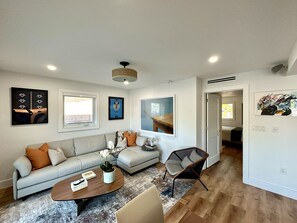Smart TV, Netflix, books, streaming services - Pristine canal-front home with heated pool and access to open water (Tavernier)