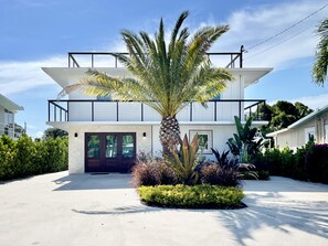 Exterior - Pristine canal-front home with heated pool and access to open water (Tavernier)