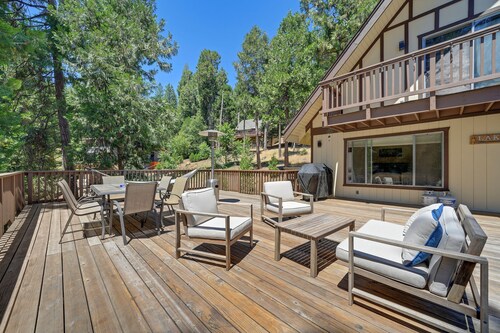 Family Chalet w/Hot Tub nestled in Blue Lake Springs