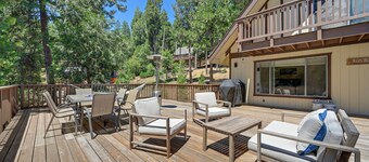 Family Chalet w/Hot Tub nestled in Blue Lake Springs