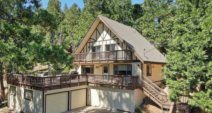 Family Chalet w/Hot Tub nestled in Blue Lake Springs