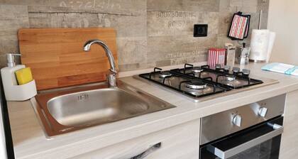 La casa sul porto: Inverna, vacation apartment in Laveno, 2 steps from the lake