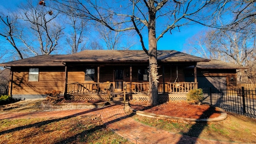 Bentonville Basecamp, 2 King beds, 7 seat Hot tub, 2 Car Garage