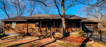  Bentonville Basecamp, 2 King beds, 7 seat Hot tub, 2 Car Garage