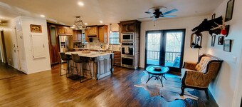  Bentonville Basecamp, 2 King beds, 7 seat Hot tub, 2 Car Garage