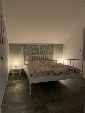 3 bedrooms, desk, iron/ironing board, travel cot