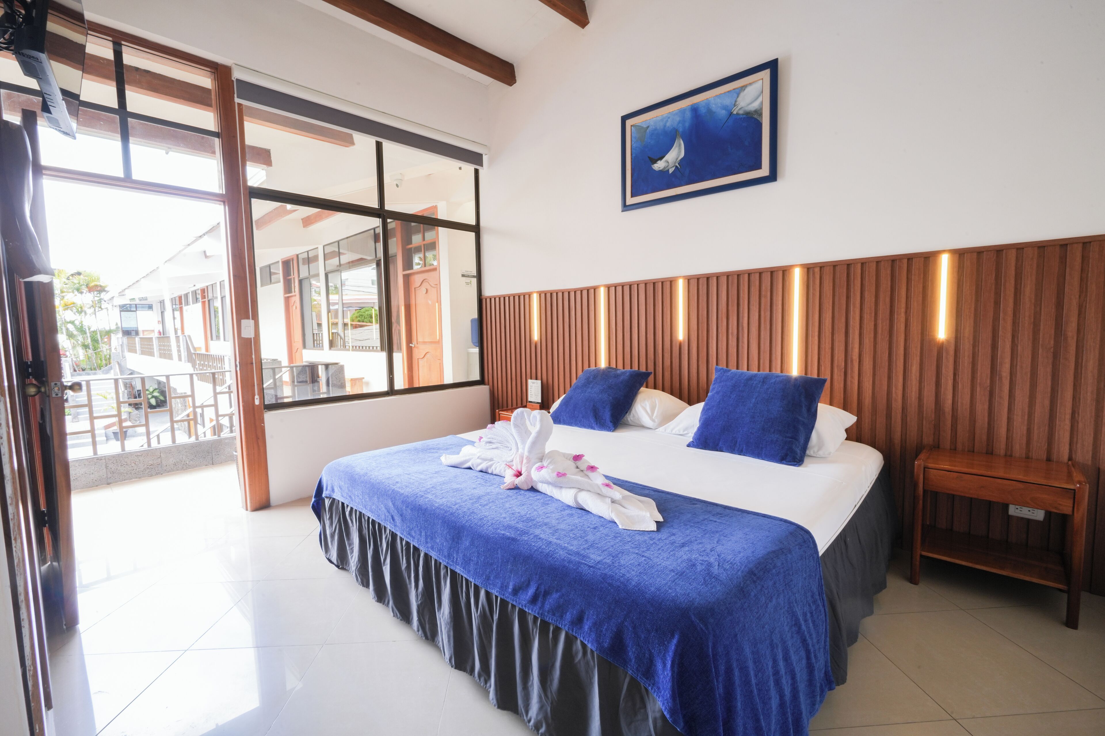 خزنة داخل الغرفة وستائر تعتيم وملاءات أسرّة