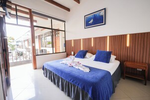 Caja de seguridad en la habitación, cortinas blackout y ropa de cama 