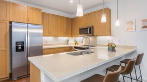 Fridge, oven, stovetop, dishwasher