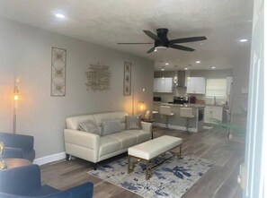 Living area - Beautiful 3 BR home. Minutes from Downtown (San Antonio)