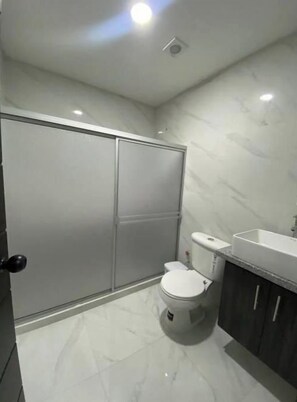 Shower - Spacious apartment near the center (Cuenca)