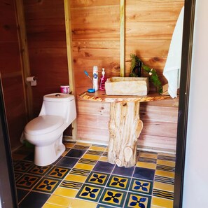 Douche, serviettes fournies, savon, shampoing