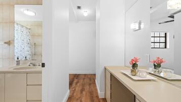 Haartrockner, Handtücher, Seife, Shampoo