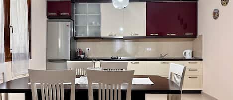 Geladeira, fogão, cooktop, lava-louças