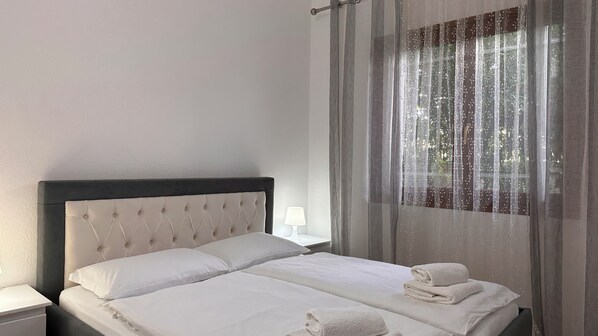 2 slaapkamers, een strijkplank/strijkijzer, reisbedje, gratis wifi