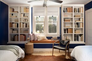 5 bedrooms, travel crib, WiFi