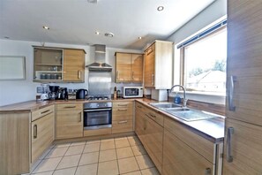 Fridge, microwave, oven, stovetop - Lovely 2-bedroom apartment close to local ponds (Carshalton)