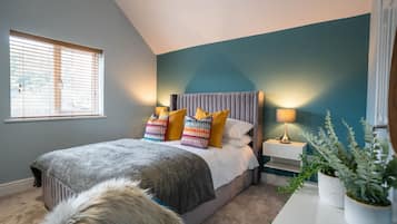 5 bedrooms, hypo-allergenic bedding, memory-foam beds