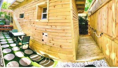 Unique Tinyhouse * King bed * Bathtub