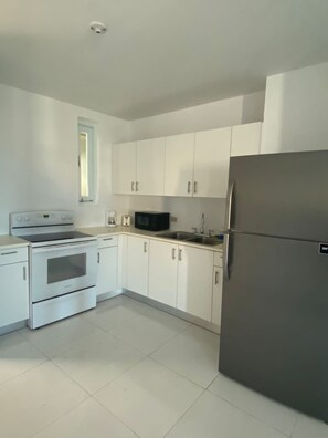 Apartamento básico | Cozinha privada | Geladeira, micro-ondas, talheres/pratos/utensílios de cozinha