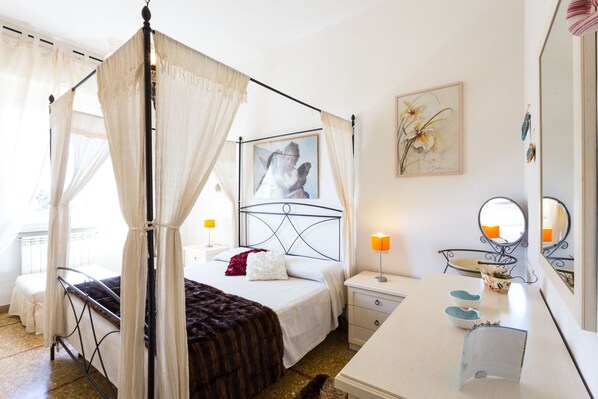 2 bedrooms, in-room safe, desk, iron/ironing board - Casa Laura Follonica  200 metres from the sea/beach Wifi air/condition tv/sat (Follonica)