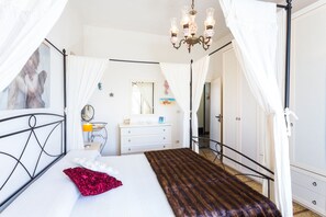 2 عدّة غرف نوم وخزنة داخل الغرفة ومكتب ومكواة/لوح كي