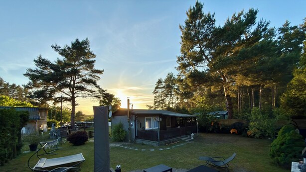 Asuinrakennus, jossa on patio, ulkokalusteita ja kuisti.