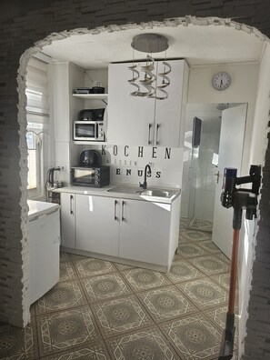 Kühlschrank, Mikrowelle, Ofen, Herdplatte