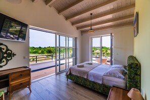 5 bedrooms, in-room safe, iron/ironing board, travel cot - Spiral Garden, Lavender Fields, Pool - Arkaim (Filipana)