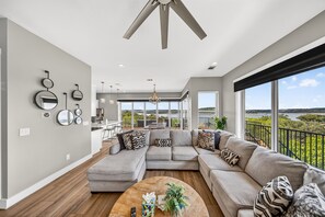 Smart TV - Santana - Lakefront - private dock, volleyball court, 4 story slide (Point Venture)