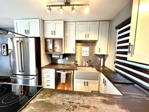 Fridge, oven, stovetop, dishwasher - Perfect location!! Close to CU and Pearl St. Mall (Boulder)