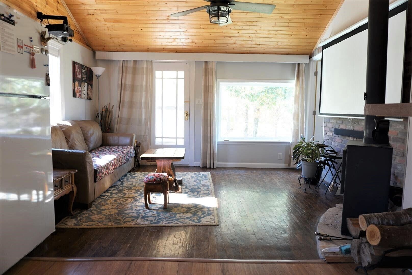 Smart-TV, Kamin, Bücher, Stereoanlage