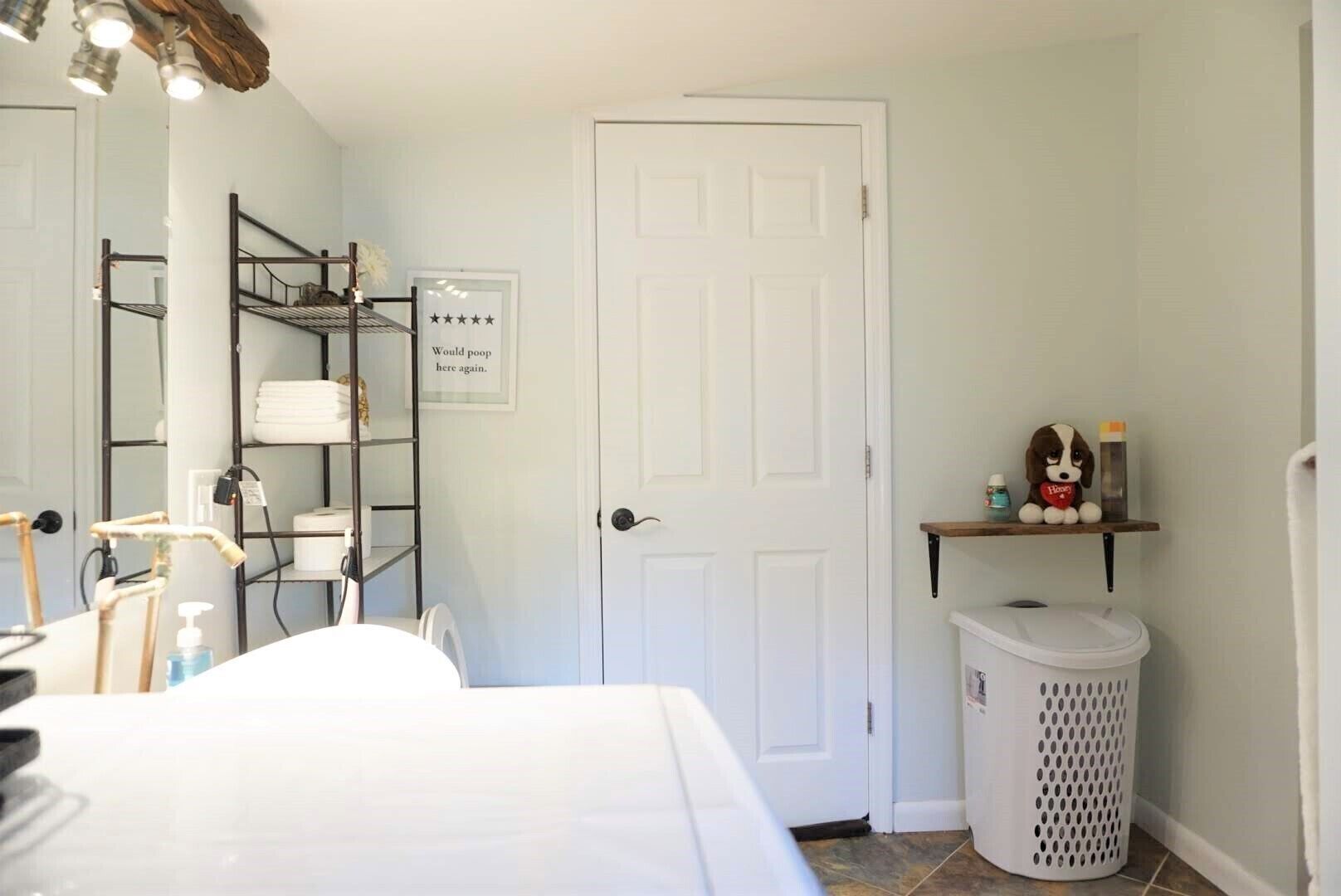 Regadera, secadora de cabello, toallas, jabón 