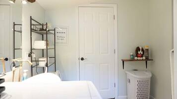 Regadera, secadora de cabello, toallas, jabón